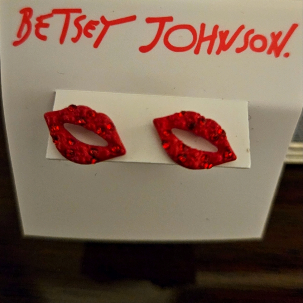 BETSEY JOHNSON EARRINGS - 💋
